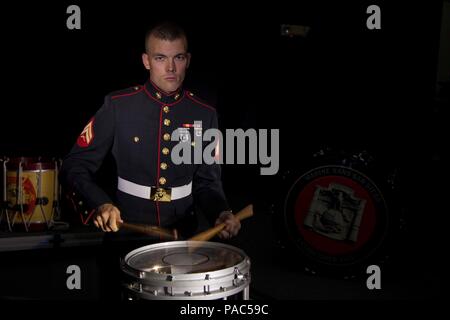 Cpl. Nathaniel Hawkins, ein Schlagzeuger mit Marinekorps-band San Diego an Bord Marine Corps Recruit Depot San Diego, Calif., hat einen Abschluss in percussion Performance von der Universität von Northern Iowa und lebt seinen Traum als Marine- und ein professioneller Musiker in den letzten beiden Jahren. Der Musiker Rekrutierung Option Programm ist eine Chance für talentierte Musiker erste zu werden und vor allem ein United States Marine sowie Mitglied in einer von 10 Welt der Marine Corps" - namhafte Bands. Stockfoto