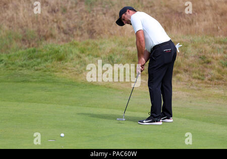 In Italien Francesco Molinari Schläge am 2. grün während Tag drei der Open Championship 2018 in Carnoustie Golf Links, Angus. Stockfoto