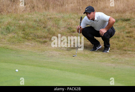 In Italien Francesco Molinari richtet einen Schlag am 2. grün während Tag drei der Open Championship 2018 in Carnoustie Golf Links, Angus. Stockfoto