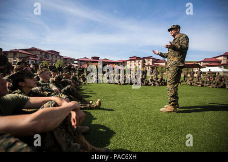 Generalmajor Daniel O’Donohue, Kommandeur der 1. Marine-Division, spricht am 3. März 2016 an Marines und Seeleute des Hauptquartier-Bataillons nach einer Konditionierungswanderung im Marine Corps Base Camp Pendleton, Kalifornien. Das Briefing konzentriert sich auf den 2016 Active Duty Fund Drive, eine Kampagne zur Information der Mitglieder der Streitkräfte über Programme und Unterstützungsdienste, die durch die Navy-Marine Corps Relief Society zur Verfügung stehen, um das Bewusstsein und die Unterstützung der Bevölkerung bei den Militärs zu stärken. Stockfoto
