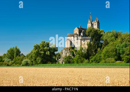 Kirche St. Lubentius in dietkirchen an der Lahn, vorne Weizenfeld, in der Nähe von Limburg an der Lahn, Hessen, Deutschland Stockfoto