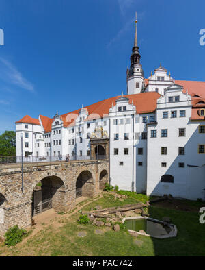 Blick auf die Burg von Westen mit Schlossbrücke, Bärenzwinger, Portal und Wappen, Schloss Hartenfels in Torgau, Sachsen Stockfoto