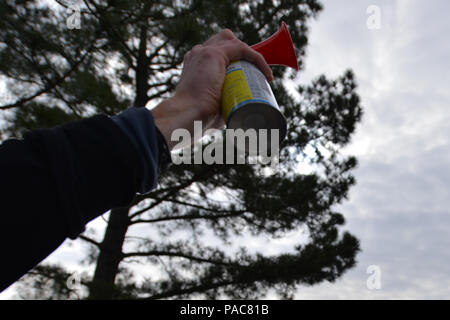 Jake Richmond, Fitness Director für die 633Rd Force Support Squadron, klingt ein Horn die 18. jährliche Fort Eustis 10 K laufen und die ersten 5 K ruck März Herausforderung am Fort Eustis, Virginia, 5. März 2016 zu starten. Etwa 124 Läufer und 17 Ruckers in diesem Jahr an der Veranstaltung teilgenommen. (U.S. Air Force Foto: Staff Sgt. Natasha Stannard) Stockfoto