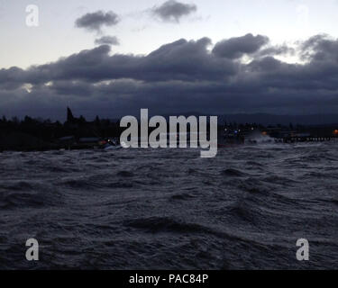 Eine Rettung boatcrew von der Coast Guard Station Bellingham, Washington, rettet drei Männer nach dem 57-Fuß-Schiff Bergen auf die Felsen in der Nähe von Squalicum Harbor, Washington, 10. März 2016 gewaschen. Die drei Männer waren sicher zu Station Bellingham transportiert, und man wurde zu PeaceHealth St. Joseph Medical Center nach der Materialverknappung Hypothermie und angeblich Leiden einer Fußverletzung. U.S. Coast Guard Foto von Petty Officer 3. Klasse Fernando Pratesi. Stockfoto