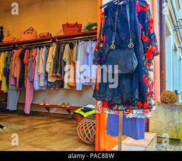 Kleidung auf Kleiderbügel im modernen Shop Boutique. Stockfoto