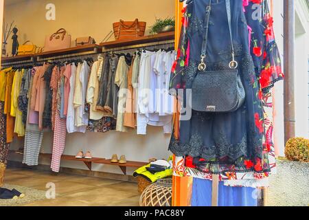 Kleidung auf Kleiderbügel im modernen Shop Boutique. Stockfoto