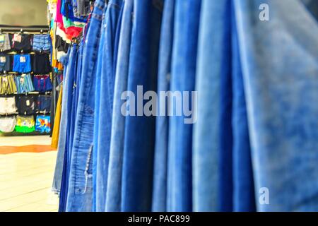 Reihe gehängt Blue Jeans in Shop. Kleidung aufbewahren. Einkaufen in Fashion Mall. Kleider auf Kleiderbügeln. Stockfoto