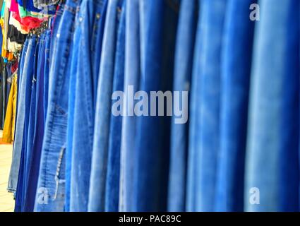 Reihe gehängt Blue Jeans in Shop. Kleidung aufbewahren. Einkaufen in Fashion Mall. Kleider auf Kleiderbügeln. Stockfoto