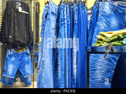 Reihe gehängt Blue Jeans in Shop. Kleidung aufbewahren. Einkaufen in Fashion Mall. Kleider auf Kleiderbügeln. Stockfoto