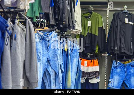 Reihe gehängt Blue Jeans in Shop. Kleidung aufbewahren. Einkaufen in Fashion Mall. Kleider auf Kleiderbügeln. Kleidung in den Verkaufsregalen. Stockfoto