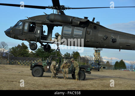 Us-Armee fallschirmjäger von der 173Rd Brigade Support Battalion, 54th Brigade Ingenieur Bataillon, 173Rd Airborne Brigade ein Verhalten Schlinge last betrieb mit einer UH-60 Black Hawk Hubschrauber von 3-227 th Aviation Regiment und M998 High Mobility Multipurpose Radfahrzeug (Humvee) an Frida Drop Zone in Pordenone, Italien, 9. März 2016. Die 173Rd Airborne Brigade ist der US-Armee Contingency Response Force in Europa, die in der Projektion bereit Kräfte überall in den USA in Europa, Afrika oder Zentrale Befehle Verantwortungsbereiche innerhalb von 18 Stunden. (U.S. Armee Foto von visuellen Informationen Spezialist Stockfoto