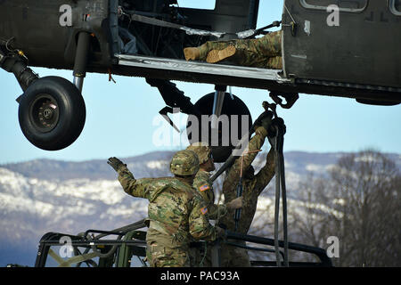 Us-Armee fallschirmjäger von der 173Rd Brigade Support Battalion, 54th Brigade Ingenieur Bataillon, 173Rd Airborne Brigade ein Verhalten Schlinge last betrieb mit einer UH-60 Black Hawk Hubschrauber von 3-227 th Aviation Regiment und M998 High Mobility Multipurpose Radfahrzeug (Humvee) an Frida Drop Zone in Pordenone, Italien, 9. März 2016. Die 173Rd Airborne Brigade ist der US-Armee Contingency Response Force in Europa, die in der Projektion bereit Kräfte überall in den USA in Europa, Afrika oder Zentrale Befehle Verantwortungsbereiche innerhalb von 18 Stunden. (U.S. Armee Foto von visuellen Informationen Spezialist Stockfoto