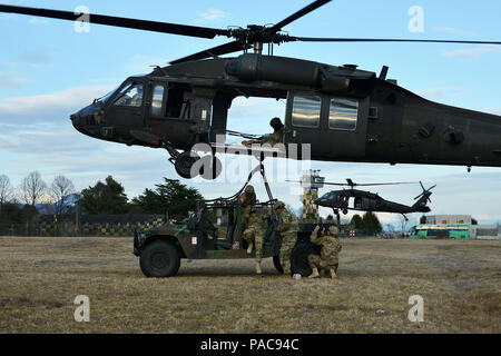 Us-Armee fallschirmjäger von der 173Rd Brigade Support Battalion, 54th Brigade Ingenieur Bataillon, 173Rd Airborne Brigade ein Verhalten Schlinge last betrieb mit einer UH-60 Black Hawk Hubschrauber von 3-227 th Aviation Regiment und M998 High Mobility Multipurpose Radfahrzeug (Humvee) an Frida Drop Zone in Pordenone, Italien, 9. März 2016. Die 173Rd Airborne Brigade ist der US-Armee Contingency Response Force in Europa, die in der Projektion bereit Kräfte überall in den USA in Europa, Afrika oder Zentrale Befehle Verantwortungsbereiche innerhalb von 18 Stunden. (U.S. Armee Foto von visuellen Informationen Spezialist Stockfoto