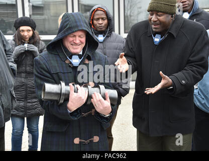 Ghana Streitkräfte Oberstleutnant Bawah Zibrim Ayorrogo (rechts), der Militärpolizei kommandierenden Offizier, und US Marine Corps Col (Ret.) James Howcroft (Mitte), Leiter des Programms auf den Terrorismus Sicherheitsstudien am Marshall Europäisches Zentrum für Sicherheitsstudien, entdecken Sie, wie schwer das Wasser hammer Anlage an den explosiven - Erkennung Roboter, der von der deutschen Bundespolizei Bomb Squad am Flughafen München 9. März während des PTSS Feldstudie Reise verwendet. (Marshall Center Foto von Karl-Heinz Wedhorn/freigegeben) Stockfoto