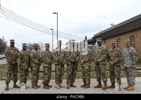 Senior Unteroffiziere aus der 101 Sustainment Brigade, Luftlandedivision (Air Assault) posieren für ein Gruppenfoto mit Command Sgt. Maj. Edward C. Morris, Ordnance command Sergeant Major, bei seinem Besuch in Fort Campbell, Ky., 9. März 2016. (Foto von der U.S. Army Sgt. Neysa Canfield, 101 Sustainment Brigade Public Affairs) Stockfoto