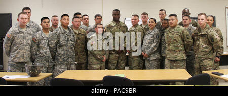 Motor Transport Operator Soldaten aus 541St Transport LKW-Unternehmen, 129 Bekämpfung Sustainment Support Bataillons, 101 Sustainment Brigade, Luftlandedivision (Air Assault), stellen mit Command Sgt. Maj. Edward C. Morris, Ordnance command Sergeant Major, für eine Gruppe Bild bei seinem Besuch in Fort Campbell, Ky., 10. März 2016. (Foto von der U.S. Army Sgt. Neysa Canfield, 101 Sustainment Brigade Public Affairs) Stockfoto