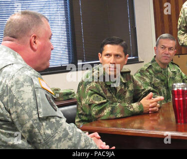 Us-Armee Brig. Gen. Van McCarty, stellvertretender Adjutant General von South Carolina, spricht mit kolumbianischen Armee Brig. Gen. Alexander Ramirez bei einem Treffen am 9. März 2016. Ramirez und fünf Wartung Offiziere tourte National Guard Wartung Einrichtungen in Kolumbien, Darlington und Charleston, um Best Practices und Soldaten Wartung auf einer Vielzahl von Fahrzeugen durchführen. (U.S. Air National Guard Foto von 1 Leutnant Stephen Hudson/Freigegeben) Stockfoto