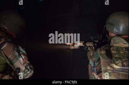 Dutch Marines mit der 32 Streifzüge unternehmen engagieren, ein Ziel über den dunklen Raum während eines engen Viertel, live Fire Training Event bei militärischen Operationen in urbanem Gelände Stadt, oder MOUT, an Bord Camp Lejeune, N.C., 8. März 2015. Die niederländische Marines wurden in 2-Mann Teams aufgeteilt und damit beauftragt, eine Verletzung und mehrere klare - Zimmer Gebäude, nicht zu wissen, wie viele fiktive Feinde würden. In den nächsten 3 Wochen werden Sie die Nutzung der Einrichtungen auf und rund um Camp Lejeune, Durchführung von verschiedenen Übungen an Land, zu Wasser und in der Luft. (U.S. Marine Corps Foto von Cpl. Justin T Updegraff/Freigegeben) Stockfoto