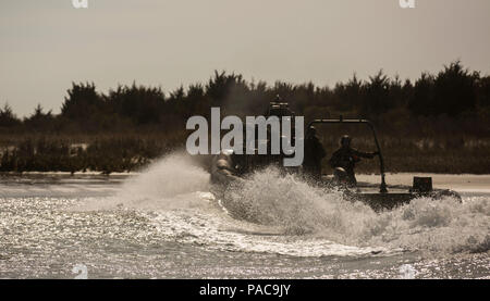 Dutch Marines mit schnell überfallen Abfangen Special Forces Handwerk Truppe, 32 Streifzüge unternehmen, führen Sie eine heiße Extraktion Übung an Bord Camp Lejeune, N.C., 10. März 2015. Während ein Boot bietet Feuerschutz, die zweite FRISC erhält so nah wie möglich an den Strand alle Freundschaftsspiele zu extrahieren. Diese Übung ist einzigartig, weil die niederländische Marines nicht die Gelegenheit, diese Übung auf ihrer Home base zu führen, so dass Sie in Camp Lejeune kommen jedes Jahr heiße Extraktion Übungen durchzuführen. (U.S. Marines Foto von Cpl. Justin T. Updegraff/Freigegeben) Stockfoto
