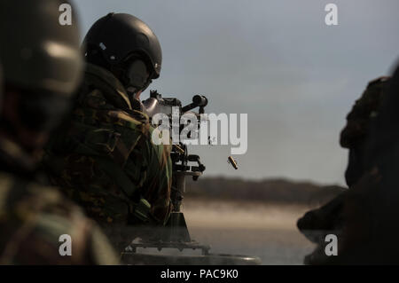 Eine niederländische Marine mit schnellen Streifzügen Abfangen Special Forces Handwerk Truppe, 32 Streifzüge unternehmen Brände bei Onshore Ziele während eines heißen Extraktion, live-fire Übung an Bord Camp Lejeune, N.C., 10. März 2015. Während ein Boot bietet Feuerschutz, die zweite FRISC erhält so nah wie möglich an den Strand alle Freundschaftsspiele zu extrahieren. Diese Übung ist einzigartig, weil die niederländische Marines nicht die Gelegenheit, diese Übung auf ihrer Home base zu führen, so dass Sie in Camp Lejeune kommen jedes Jahr heiße Extraktion Übungen durchzuführen. (U.S. Marines Foto von Cpl. Justin T. Updegraff/Freigegeben) Stockfoto