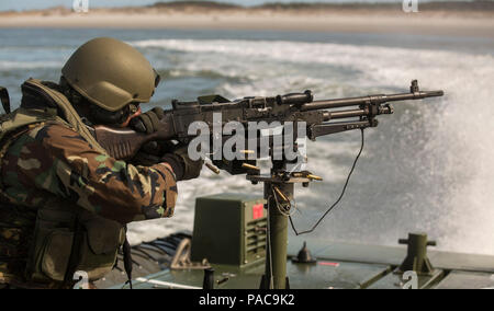 Eine niederländische Marine mit schnellen Streifzügen Abfangen Special Forces Handwerk Truppe, 32 Streifzüge unternehmen, Brände bei Onshore Ziele während eines heißen Extraktion, live-fire Übung an Bord Camp Lejeune, N.C., 10. März 2015. Während ein Boot bietet Feuerschutz, die zweite FRISC erhält so nah wie möglich an den Strand alle Freundschaftsspiele zu extrahieren. Diese Übung ist einzigartig, weil die niederländische Marines nicht die Gelegenheit, diese Übung auf ihrer Home base zu führen, so dass Sie in Camp Lejeune kommen jedes Jahr heiße Extraktion Übungen durchzuführen. (U.S. Marines Foto von Cpl. Justin T. Updegraff/Freigegeben) Stockfoto