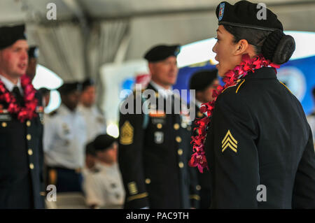 Sgt. Suleyvi Alexander, ein noncommissioned Officer mit Sitz und die Konzernzentrale, 65th Brigade Engineer Battalion, 2nd Brigade Combat Team, 25 Infanterie Division, steht vor der NCO Induktion Zeremonie März 4, 2016, an Bord der USS Missouri am Flottenstützpunkt Pearl Harbor und führt das Credo der noncommissioned Officer. Die NCO Induktion Zeremonie wird verwendet, um neue Sergeants in das Korps der Unteroffiziere zu bestätigen und war eine der wichtigsten Veranstaltungen während Bajonett schärfen. (U.S. Armee Foto von Sgt. Ian Ives, 2nd Stryker Brigade Combat Team Public Affairs/Freigegeben). Stockfoto