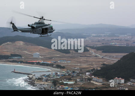 Ein US-Marine UH-1Y Venom fliegt über einen Koreanischen Strand als Flug Proben für übung Ssang Yong, der Republik Korea, 9. März 2016 beginnen. Ssang Yong 16 ist ein HALBJÄHRLICHER Kombiniert amphibische Übung von vorne durchgeführt - Einsatz der US-Streitkräfte mit der Republik Korea Navy und Marine Corps, der Australischen Armee und Royal New Zealand Streitkräfte, um die Interoperabilität zu stärken und die Zusammenarbeit in einem breiten Spektrum von militärischen Operationen - von der Katastrophenhilfe bis hin zu komplexen expeditionary Operations. (U.S. Marine Corps Foto von Sgt. Birl Briauna/freigegeben) Stockfoto