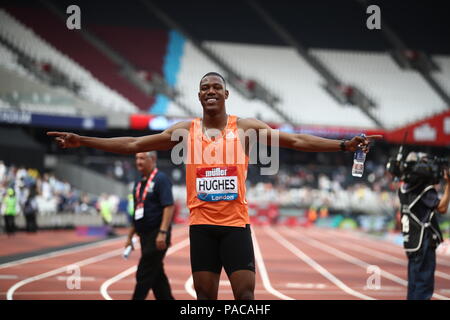 Großbritanniens Zharnel Hughes feiert Zweiter bei den Männern 100 m während der Tag einer der Muller Geburtstag Spiele an der Queen Elizabeth Stadium, London. Stockfoto