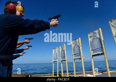 160312-N-RP 878-114 MITTELMEER (12. März 2016) Operations Specialist Seaman Hunter Barton, von Marietta, GA, Brände ein M9 Pistole während Waffen Qualifikation an Bord der USS Carney (DDG64) März 12, 2016. Carney, einem der Arleigh-Burke-Klasse geführte-missile Destroyer, vorwärts zu Rota, Spanien bereitgestellt werden, ist die Durchführung einer Routinepatrouille in den USA 6 Flotte Bereich der Maßnahmen zur Unterstützung der US-amerikanischen nationalen Sicherheitsinteressen in Europa. (U.S. Marine Foto von Mass Communication Specialist 1. Klasse Theron J. Godbold/Freigegeben) Stockfoto