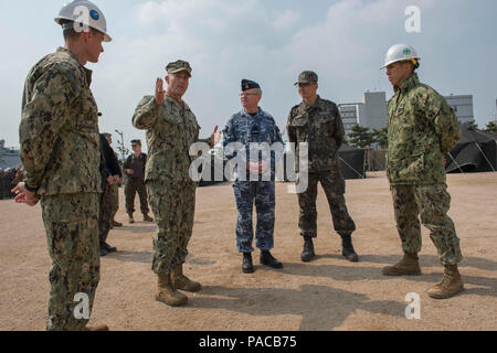 160314-N-HA 376-140 BUSAN, Republik Korea (14. März 2016) - US-Marine Kapitän Erich Diehl, Commodore, Commander Task Force 75, spricht mit der Royal Australian Air Force Commodore Anthony McCormack, Center, US Naval Forces Korea zugewiesen, während einer Tour durch eine gemeinsame USA und ROK-Baustelle während der Übung Fohlen Adler 2016. McCormack gestoppt durch den Standort der verschiedenen expeditionary Einrichtungen, die von der U.S. Navy und ROK Seabees während der Übung gebaut zu sehen. Fohlen Eagle ist eine jährliche, bilateralen Training konzipiert, der die Bereitschaft der USA und ROK Kräfte zu erhöhen, und ihre Fähigkeit zu arbeiten Stockfoto