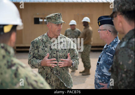 160314-N-HA 376-166 BUSAN, Republik Korea (14. März 2016) - US-Marine Kapitän Erich Diehl, Commodore, Commander Task Force 75, spricht mit der Royal Australian Air Force Commodore Anthony McCormack, U.S. Naval Forces Korea zugewiesen, während einer Tour durch eine gemeinsame USA und ROK-Baustelle während der Übung Fohlen Adler 2016. McCormack gestoppt durch den Standort der verschiedenen expeditionary Einrichtungen, die von der U.S. Navy und ROK Seabees während der Übung gebaut zu sehen. Fohlen Eagle ist eine jährliche, bilateralen Training konzipiert, der die Bereitschaft der USA und ROK Kräfte zu erhöhen, und ihre Fähigkeit, Togethe zu arbeiten Stockfoto