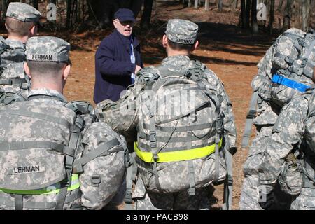 Saratoga Battlefield Historiker und pensionierte Park Ranger Larry Arnold erörtert die Bedeutung des Geländes für die Schlacht von Freemans Farm Soldaten des Judge Advocate General Corps aus der New York Army National Guard und der Armee Finden 7. rechtliche Vorgänge Loslösung vom 12. März 2016 im Saratoga National Historical Park in Stillwater, N.Y. Arnold ist eine lizenzierte Battlefield Tour Guide und führte die Gruppe von 18 gesetzlichen Soldaten durch Britische und Amerikanische Positionen, über die Geschichte des Battlefields und der Einführung der Soldaten zu befürworten Personal Herausforderungen zu den Gesetzen o Relevante Richter Stockfoto