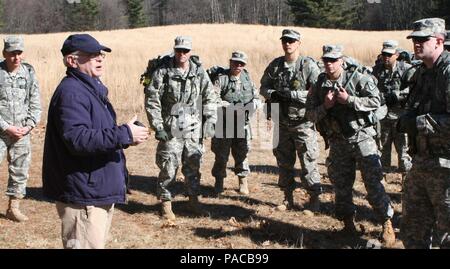 Saratoga Battlefield Historiker und pensionierte Park Ranger Larry Arnold erörtert die Bedeutung des Geländes für die Schlacht von Freemans Farm Soldaten des Judge Advocate General Corps aus der New York Army National Guard und der Armee Finden 7. rechtliche Vorgänge Loslösung vom 12. März 2016, im Saratoga National Historical Park in Stillwater, N.Y. Arnold ist eine lizenzierte Battlefield Tour Guide und führte die Gruppe von 18 gesetzlichen Soldaten durch Britische und Amerikanische Positionen, über die Geschichte des Battlefields und der Einführung der Soldaten zu befürworten Personal Herausforderungen an die Gesetze im Zusammenhang beurteilen Stockfoto