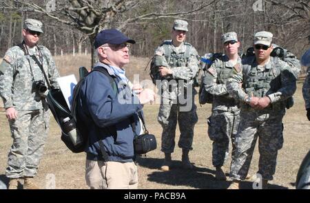 Saratoga Battlefield Historiker und pensionierte Park Ranger Larry Arnold erörtert die Bedeutung des Geländes für die Schlacht von Freemans Farm Soldaten des Judge Advocate General Corps aus der New York Army National Guard und der Armee Finden 7. rechtliche Vorgänge Loslösung vom 12. März 2016 im Saratoga National Historical Park in Stillwater, N.Y. Arnold ist eine lizenzierte Battlefield Tour Guide und führte die Gruppe von 18 gesetzlichen Soldaten durch Britische und Amerikanische Positionen, über die Geschichte des Battlefields und der Einführung der Soldaten zu befürworten Personal Herausforderungen zu den Gesetzen o Relevante Richter Stockfoto