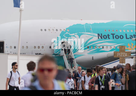 Farnborough, Großbritannien. 20. Juli, 2018. Bunte Airbus A380 von Hi auf der Luftfahrtschau in Farnborough Fliegen. Stockfoto