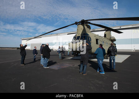 Long Island Arbeitgeber werfen Sie einen Blick auf ein CH-47-Hubschrauber zu Unternehmen B zugewiesen sind, 3.BATAILLON, 126 Luftfahrt, vor dem nehmen teil, wenn ein Arbeitgeber Unterstützung des Schutzes und der Reserve Boss Lift an der Army Aviation Support Service an der Ronkonkoma, New York, am Samstag, dem 16. März. Stockfoto