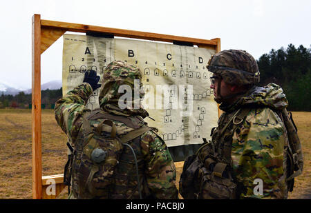 U.S. Army Staff Sgt. Phillip Murray, ein Fallschirmjäger zu Unternehmen B zugewiesen sind, 2.BATAILLON, 503Rd Infanterie Regiment, 173Rd Airborne Brigade, Kontrollen SPC. Tyler Heverly's Ziel, auch auf die 173Rd Airborne Brigade zugewiesen, nachdem man mit dem M240 Maschinengewehr während einer Live-fire Übung als Teil der Übung Rock Sokol an Bac in Postonja, Slowenien, 7. März 2016. Übung Rock Sokol ist ein bilaterales Training zwischen US-Soldaten zugeordnet 173Rd Airborne Brigade und der slowenischen Streitkräfte, fokussiert auf kleine Einheit Taktik und aufbauend auf frühere Erfahrungen, schmieden die Anleihe Stockfoto