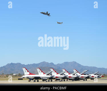 Eine f-22 Raptor und eine p-51 Mustang führen "Heritage Flight" hinter einer Reihe von Thunderbirds f-16 Fighting Falcons während der Blitz und Donner über Arizona Open House bei Davis-Monthan Air Force Base in Arizona, 13. März 2016. Tag der offenen Tür vorgestellten Luftaufnahme Demonstrationen von verschiedenen Teams und zahlreiche statische wird angezeigt, in der Öffentlichkeit ein besseres Verständnis der Luftwaffe. (US Air Force Foto von Senior Airman Chris Massey/freigegeben) Stockfoto