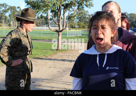 Poolees vom Marine Corps Recruiting Station Los Angeles reagieren auf einen Befehl von Drill Instructor Staff Sgt. Karin Guajardo, wie Sie formen die poolees In formation während einer weiblichen pool Funktion an der Sherman Oaks Recreation Park in Van Nuys, Kalifornien, USA, 12. März 2016. (U.S. Marine Corps Foto: Staff Sgt. Alicia R. Führer/Freigegeben) Stockfoto