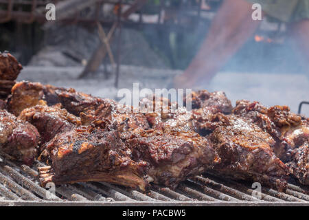 Argentinischer Grill. Fleisch vom Grill im Freien traditionelle für große und kleine Familienfeiern. Stockfoto