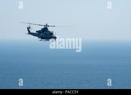 160312-N-Jahre 245-005 EAST SEA (12. März 2016) Ein UH-1Y Venom Hubschrauber, zugeordnet zu den Marine Medium Tiltrotor Squadron (VMM) 166 (verstärkt), implementiert mit Amphibisches Schiff USS Boxer (LHD4), fliegt über den koreanischen Meer während der Übung Ssang Yong 16. Boxer ist das Flaggschiff der Boxer Amphibious Ready Gruppe und beteiligt sich an der übung Ssang Yong 16. Ssang Yong ist eine Biennale kombiniert amphibische Übung von vorne durchgeführt - Einsatz der US-Streitkräfte mit der Republik Korea Navy und Marine Corps, die australischen Streitkräfte, um die Interoperabilität zu stärken und Arbeitsbeziehungen ein Stockfoto