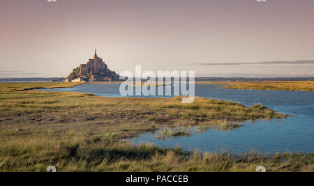 Mont Saint-Michel und Umgebung am frühen Morgen sunligh in der Normandie, Frankreich. Stockfoto