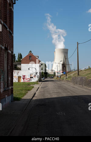 Bild zeigt das Atomkraftwerk im verlassenen Dorf Doel in Belgien. Stockfoto