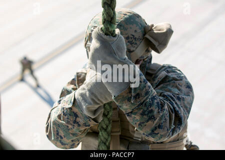 Us Marine Corps Lance Cpl. Jerome L. Greer, rifleman mit Bravo Company, 1.BATAILLON, 8 Marine Regiment, Special-Purpose Marine Air-Ground Task Force-Crisis Antwort - Afrika beginnt zu schnelle Seil aus einer MV-22 Osprey mit Marine Medium Tiltrotor Squadron 263, SPMAGTF-CR-AF bei einem schnellen Seil Schulungsveranstaltung an Bord Naval Station Rota, März 10, 2016. Fast roping ist eine spezialisierte insertion Methode, SPMAGTF-CR-AF Marines nutzen kann ein Bereich, während eine mögliche Krise oder der Botschaft Verstärkung, die ansonsten von der Landung nicht zugegriffen werden kann. (U.S. Marine Corps Foto von Sgt. Kassie L. McD Stockfoto