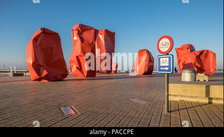 Kontextbezogene Ansicht des Kunstwerks "Rock Strangers" in der Nähe von Strand, Sonntag, 2. April 2017, Oostende, Belgien. Stockfoto