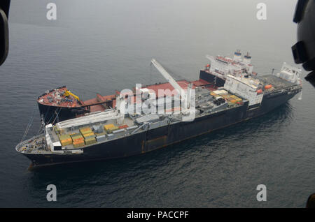 160313-N-WJ 640-032 POHANG, Korea (13. März 2016) - Maritime vorpositionierung Kraft ship USNS Stockham GYSGT Fred W. (T-AK3017) und Expeditionary Transfer Dock USNS Montford (T-ESD 1) führt ein "Haut-zu-Haut"-Manöver, März 13. Das Manöver wird durch zwei Schiffe verbinden Seite geleitet mit einander am Meer. In diesem Fall wird die Montford Punkt gehandelt als schwimmende Anlegestelle für eine simulierte entlasten. (U.S. Marine Foto von Mass Communication Specialist 3. Klasse Madailein Abbott/Freigegeben) Stockfoto