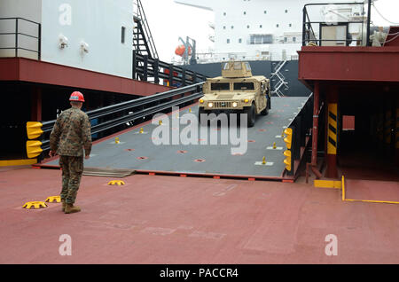 160313-N-WJ 640-276 POHANG, Korea (13. März 2016) USNS Stockham GYSGT Fred W. (T-AK3017) und Expeditionary Transfer Dock USNS Montford (T-ESD1) ein "Haut-zu-Haut"-Manöver, März 13. Das Manöver wird von zwei Schiffen durchgeführt, anschließen Seite an Seite mit einem anderen. In diesem Fall wird die Montford Point fungiert als schwimmende Anlegestelle für eine simulierte entlasten. (U.S. Marine Foto von Mass Communication Specialist 3. Klasse Madailein Abbott/Freigegeben) Stockfoto