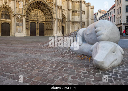 Statue zu Ehren der Hund von Flandern vor der Kathedrale von Antwerpen, Belgien. Stockfoto