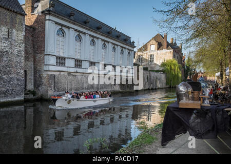 Die Menschen genießen Sie eine Bootsfahrt auf den Kanälen von Brügge in Belgien. Stockfoto