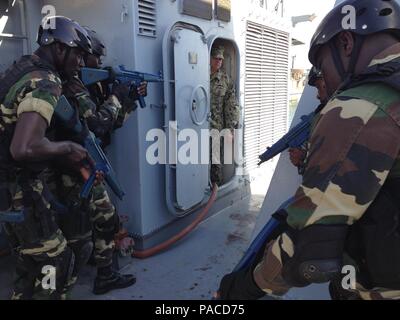 160315-N-GY309-003 DAKAR, Senegal (15. März 2016) senegalesischen navy Personal Praxis Clearing Techniken neben königliche marokkanische Marine und US Navy maritime Interdiction Operationen Experten vor Beginn des Obangame/der Sahara Express 2016 (OESE16). OESE16 ist ein US US Africa Command-geförderten multinationalen maritimen Übung zur Erhöhung der Sicherheit im Seeverkehr und Sicherheit in den Golf von Guinea. (US Navy Foto von Lt. Adam Cole/freigegeben) Stockfoto